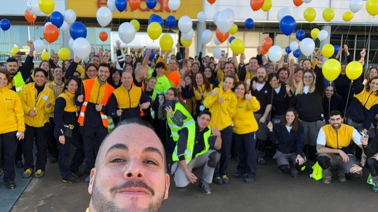 Un «selfie» de los trabajadores de Ikea para celebrar el 15º aniversario de la llegada a Sevilla