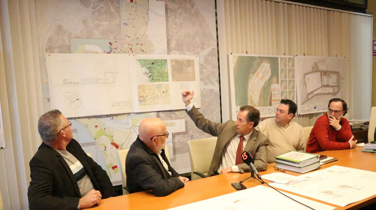 El alcalde de Chiclana enseña los planos del nuevo proyecto.