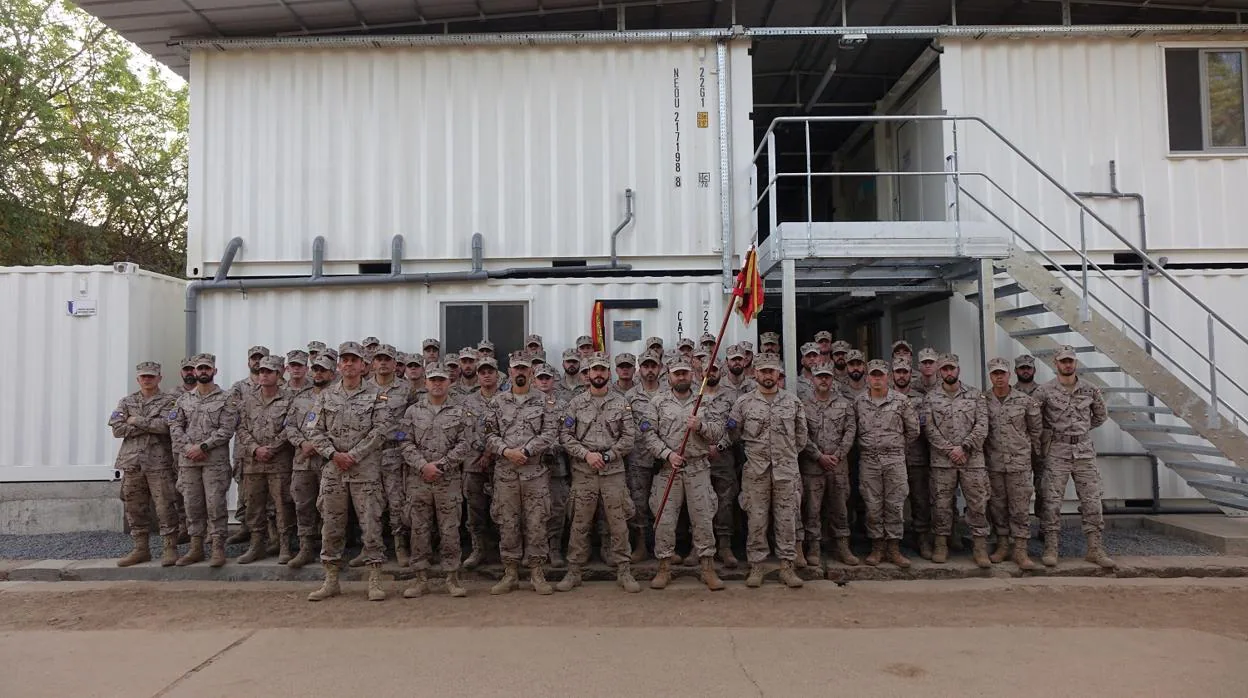 Personal de Infantería de Marina español frente al nuevo edificio.