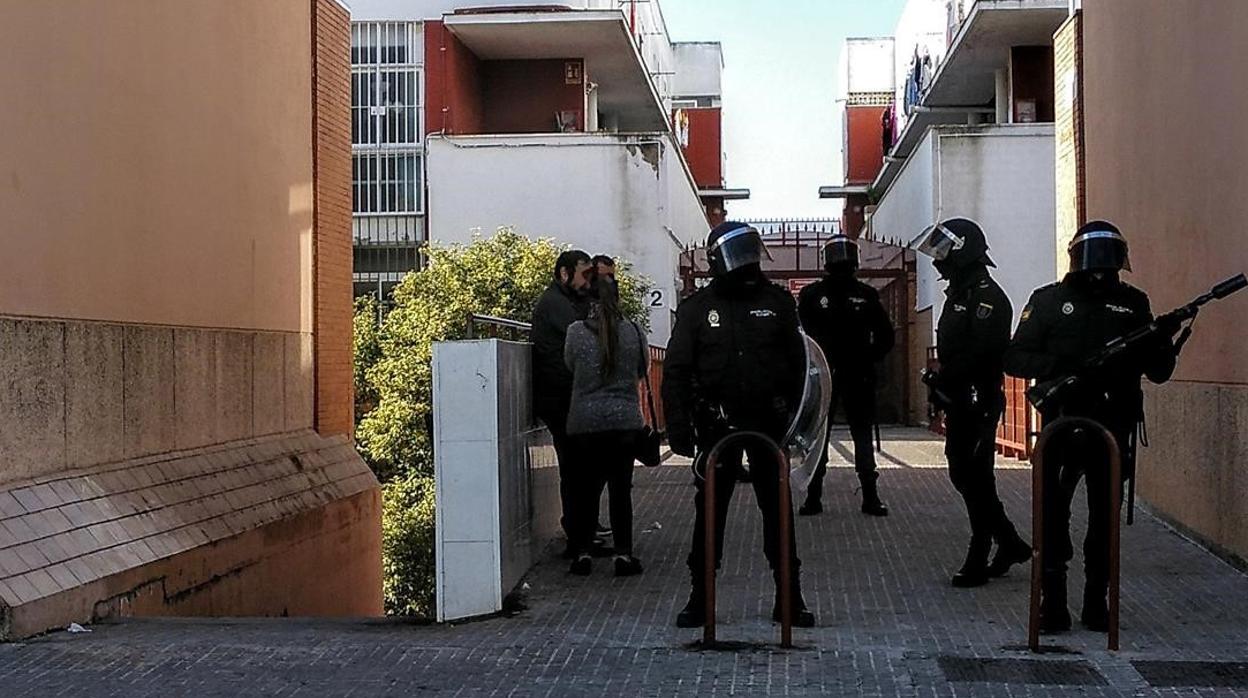 Cuatro detenidos de un clan familiar en Jerez por venta de droga y tabaco de contrabando en viviendas