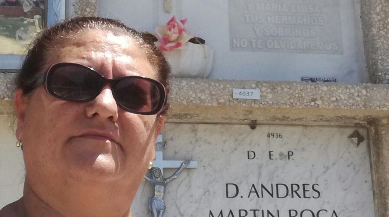 Juana Escudero en el cementerio de Málaga