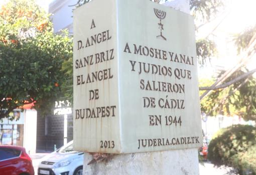 Placa en la plaza de las Tortugas y el paseo Canalejas en Cádiz