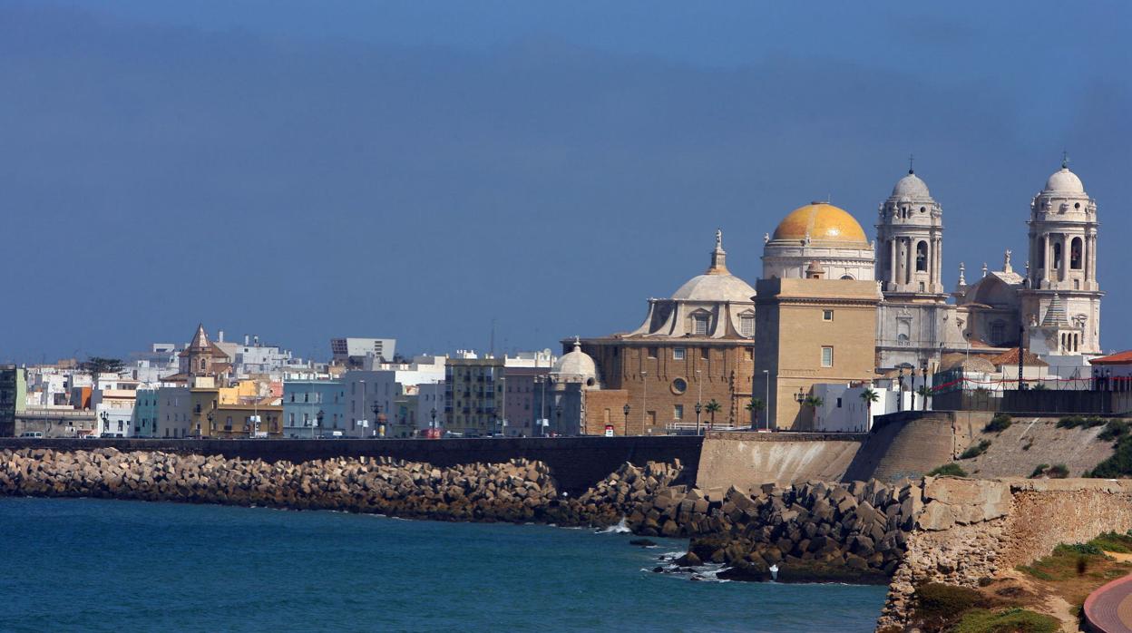 Una imagen turística típica de Cádiz, con la Catedral al fondo.