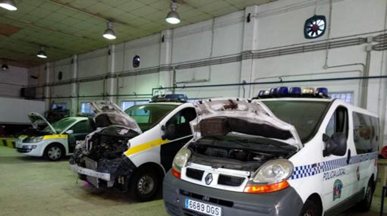 Varios vehículos policiales se encuentran en el taller a la espera de ser reparados.