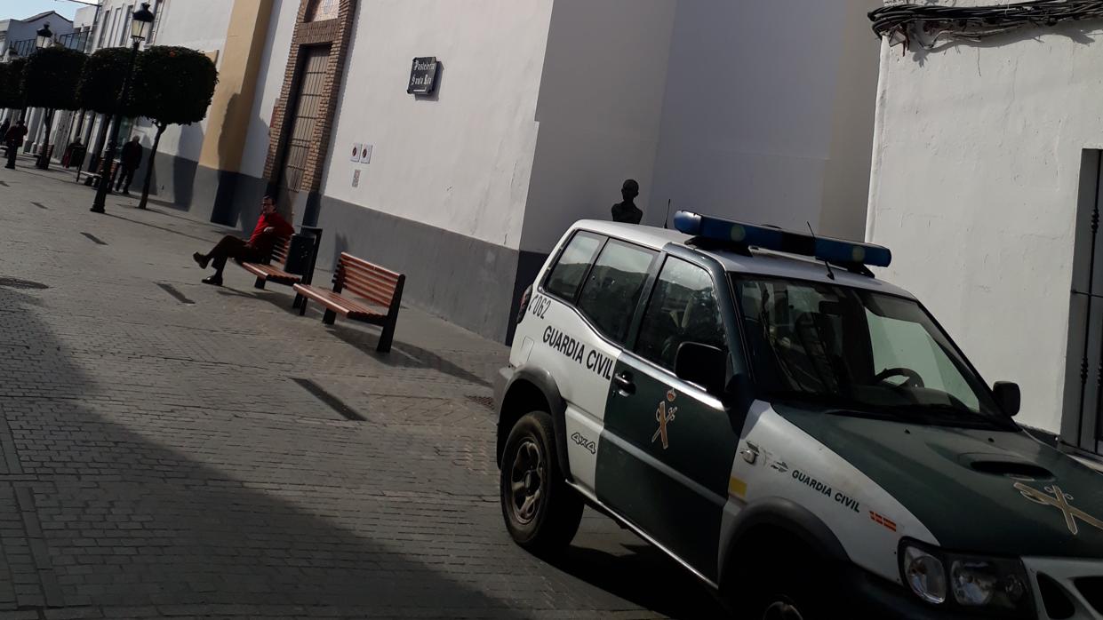 Una patrulla de la Guardia Civil, en el convento donde entraron los ladrones.