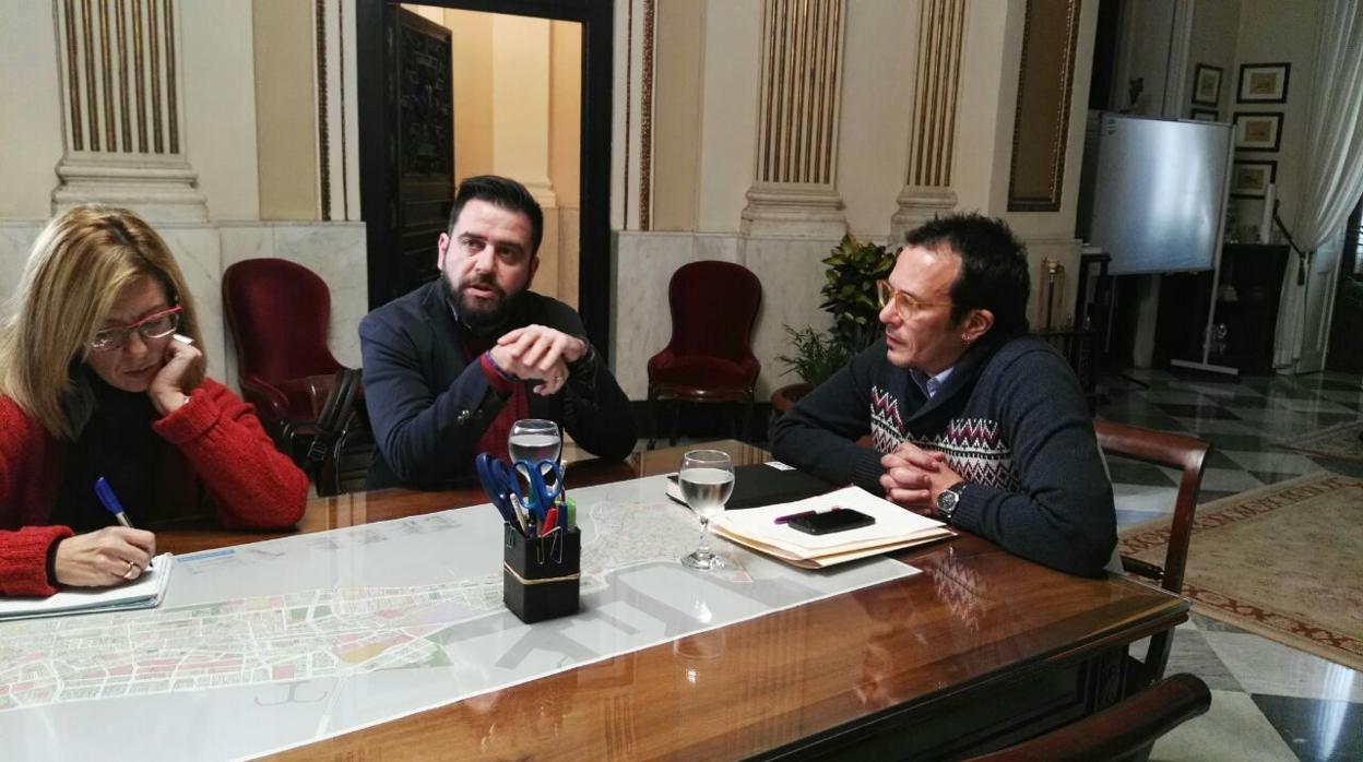 El alcalde, Fran González y Mara Rodríguez (PSOE), durante la reunión.