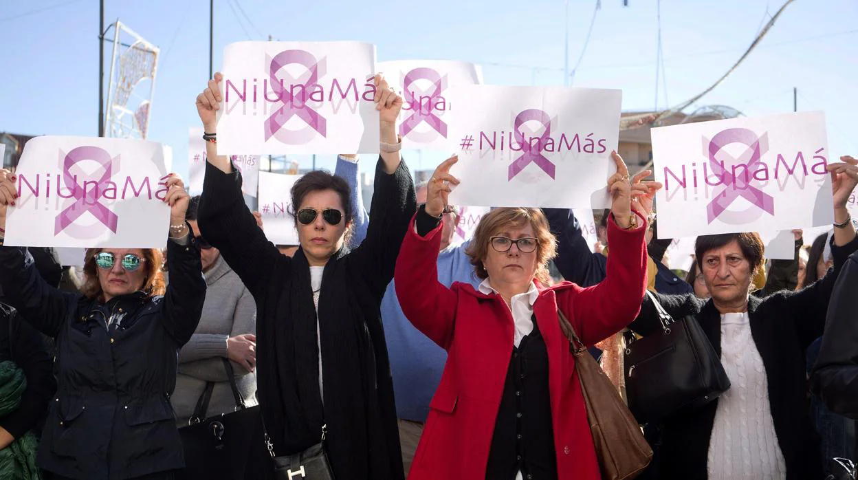 Manifestación en repulsa por el primer crimen machista en Andalucía, ocurrido el 12 de enero en Fuengirola
