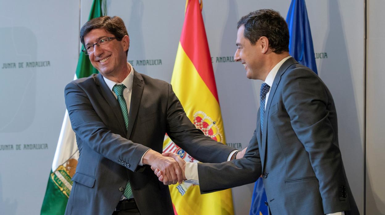 El presidente de la Junta, Juanma Moreno, y el vicepresidente y consejero de Administración Local, Juan Marín