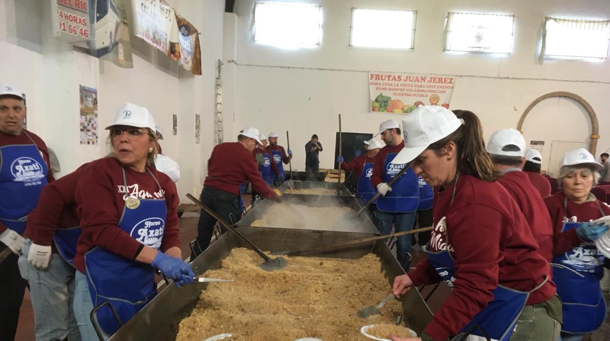 Varios voluntarios han participado para que «Aquí hay migas gratis» vuelva a ser un éxito en Lora del Río