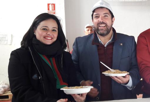 La presidenta del PP de Sevilla, Virginia Pérez, junto al alcalde, Antonio Enamorado