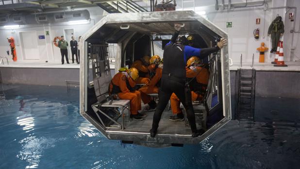 Aprender a sobrevivir a un accidente de helicóptero en la mar