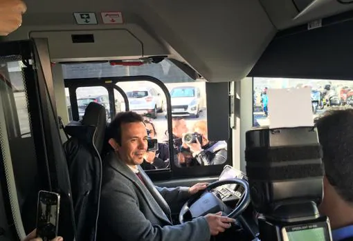 El alcalde, en el interior del autobús híbrido.