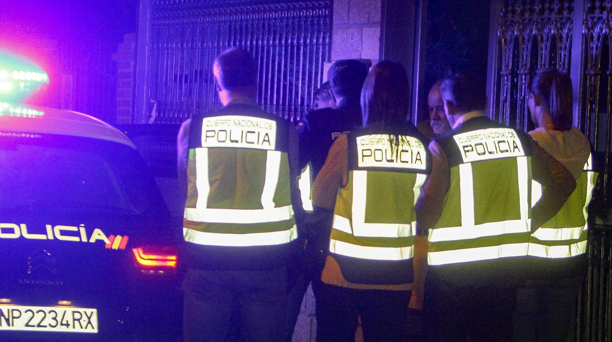 El detenido, rodeado de agentes de Policía, tras realizar la reconstrucción de los hechos