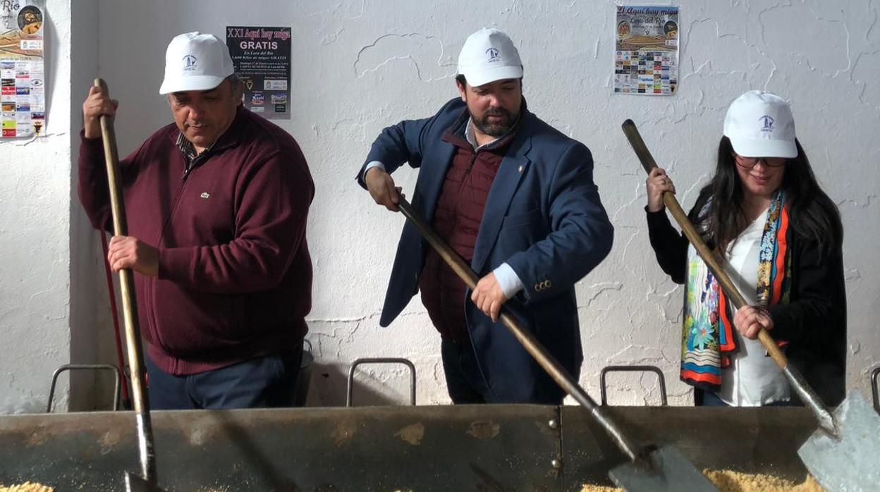 El alcalde de Lora, Antonio Enamorado (centro) este domingo en «Aquí hay migas gratis»