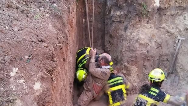 Rescatado un obrero en una zanja en Jerez hundido en el fango tras un desprendimiento de tierra