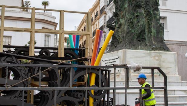 El Ayuntamiento protegerá las escalinatas de la estatua de Moret