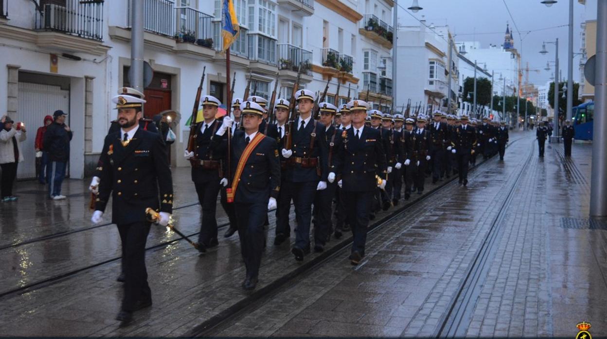 Desfile de las unidades desplegadas.