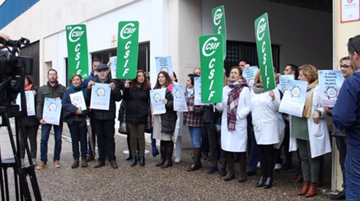 Concentración en el Hospital Puerta del Mar para reclamar la equiparación salarial con otras comunidades