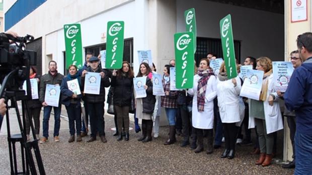 Concentración en el Hospital Puerta del Mar para reclamar la equiparación salarial con otras comunidades