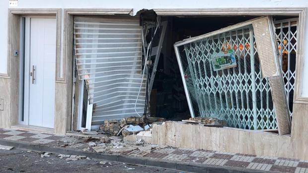 Nuevo robo en la Sierra Sur: alunizan un todoterreno contra una tienda de maquinaria agrícola en Herrera