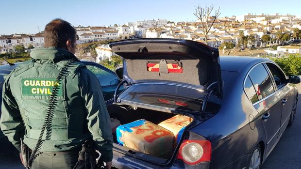 Intentan darse a la fuga con 135 kilos de hachís en el coche en Benalup