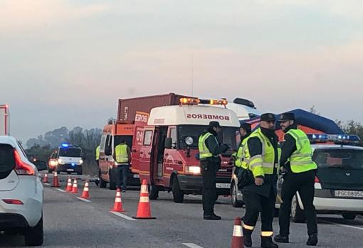 Dispositivo de emergencias desplegado en la zona del accidente en la A-394