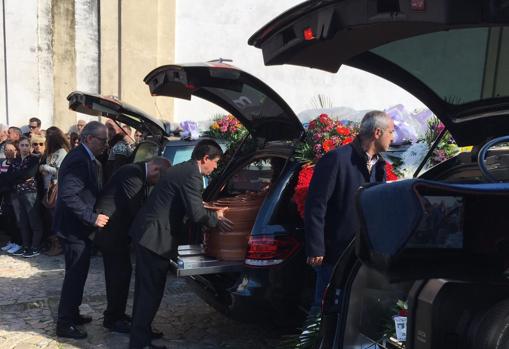 Llegada de los féretros a la parroquia de San Sebastián de Las Cabezas