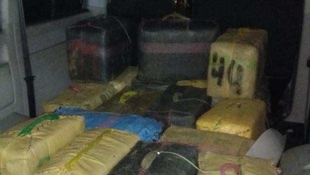 Intervenidos en Tarifa 637 kilos de hachís en una furgoneta robada cuyos ocupantes huyeron
