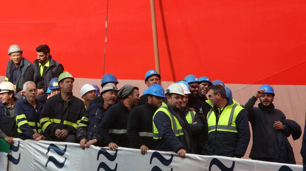 Protesta de los trabajadores durante la entrega del 'Monte Urquiola' el pasado enero