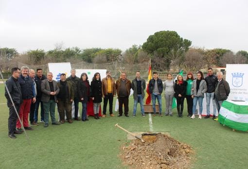 Foto de familia de todos los que participaron en la colocación de la primera piedra