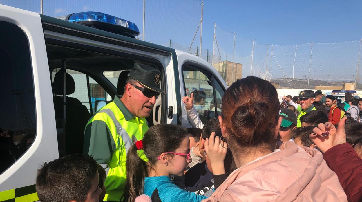 Los escolares de Badolatosa pudieron disfrutar de una jornada de exhibición por parte de la Guardia Civil