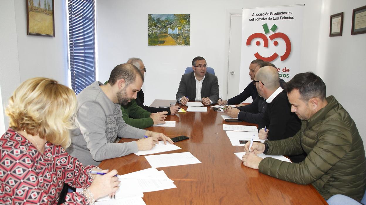 La Asociación de Productores de Tomate, durante la reunión mantenida ayer