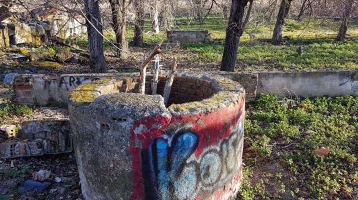 El Ayuntamiento de Dos Hermanas ha ordenado vallar un pozo abierto y sin brocal (en la imagen, un pozo descubierto recientemente)