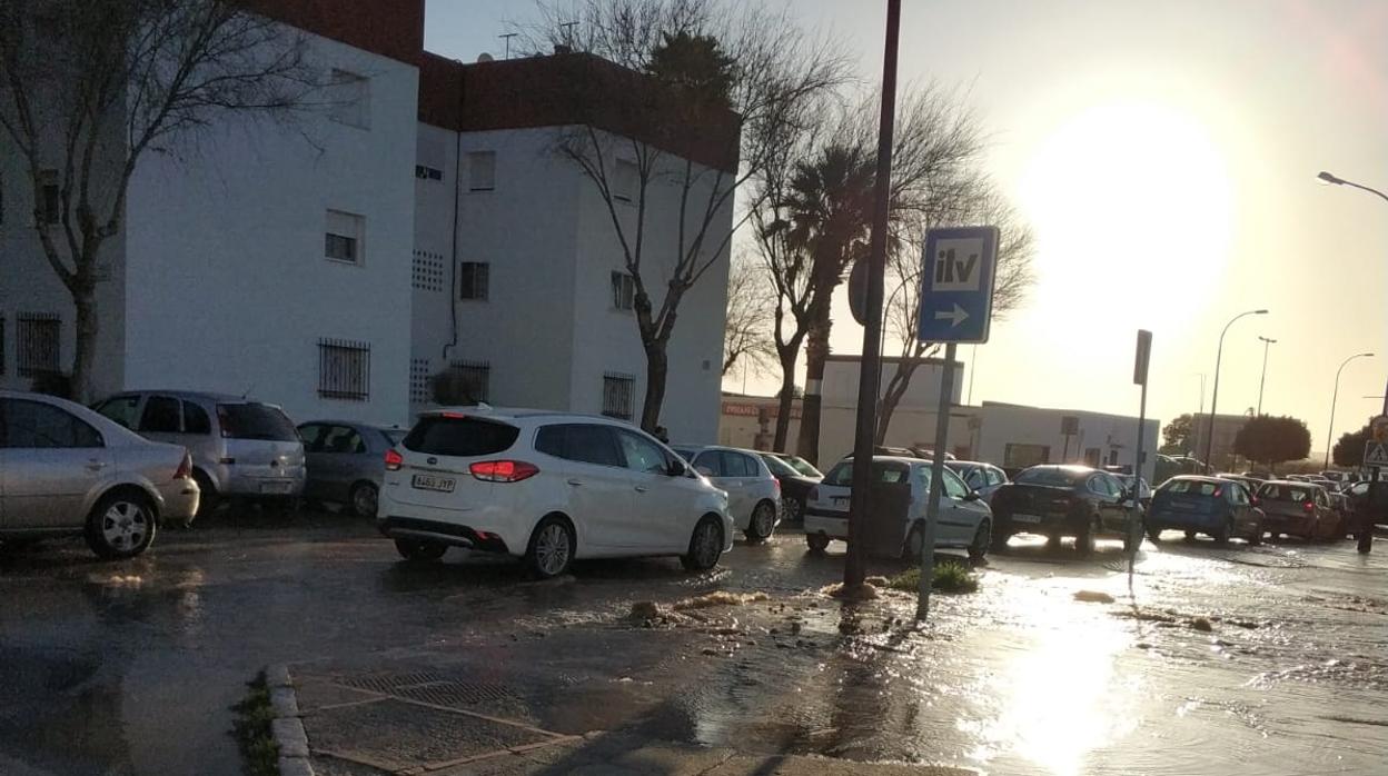 Imagen del agua inundando la acera y la carretera.