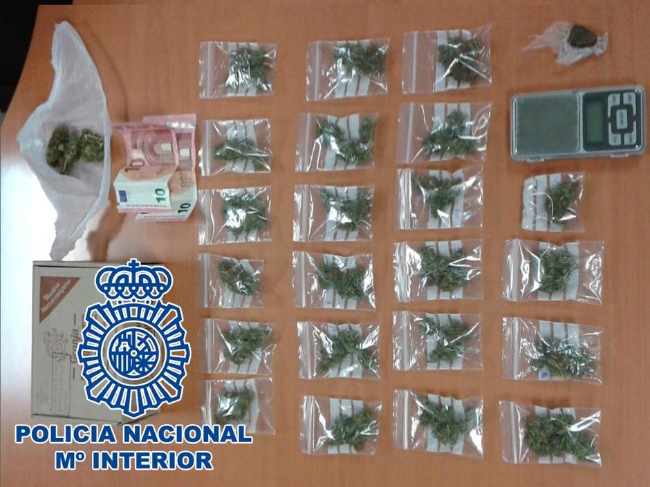 Detenido &#039;in fraganti&#039; un joven acusado de menudeo de drogas en el centro de Cádiz