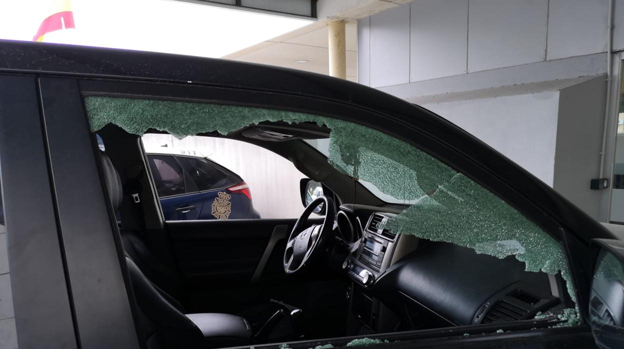 Los agentes tuvieron que romper la ventanilla del coche para detener al sospechoso.
