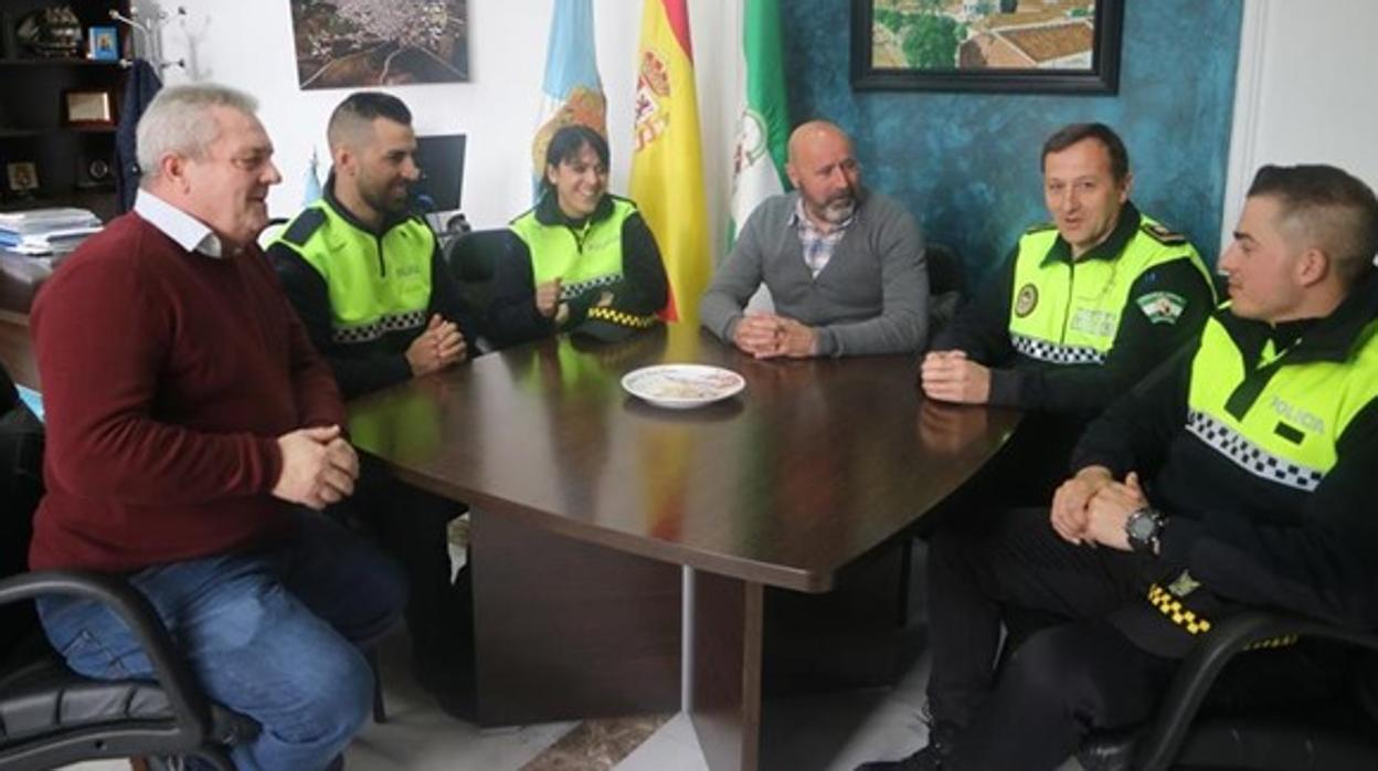 Los nuevos agentes de la Policía Local de Montellano junto al alcalde