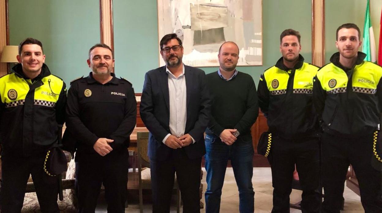 El alcalde y el concejal de Seguridad Ciudadana de Utrera junto a representantes de la Policía Local