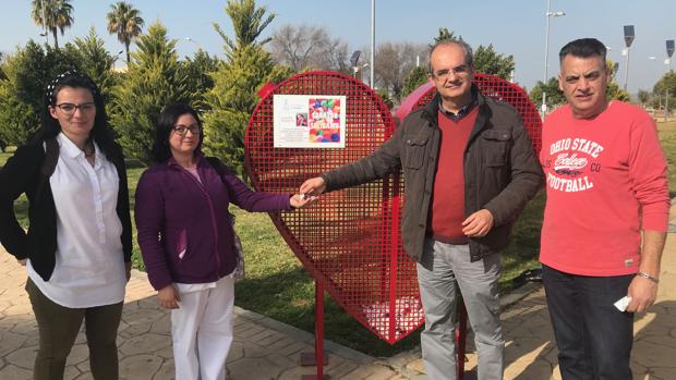 Instalan un corazón gigante para recoger tapones para la pequeña Ángela, de 9 años con parálisis cerebral