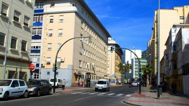 Se abalanza con un cuchillo contra los policías que iban a detenerlo en Cádiz por tráfico de drogas