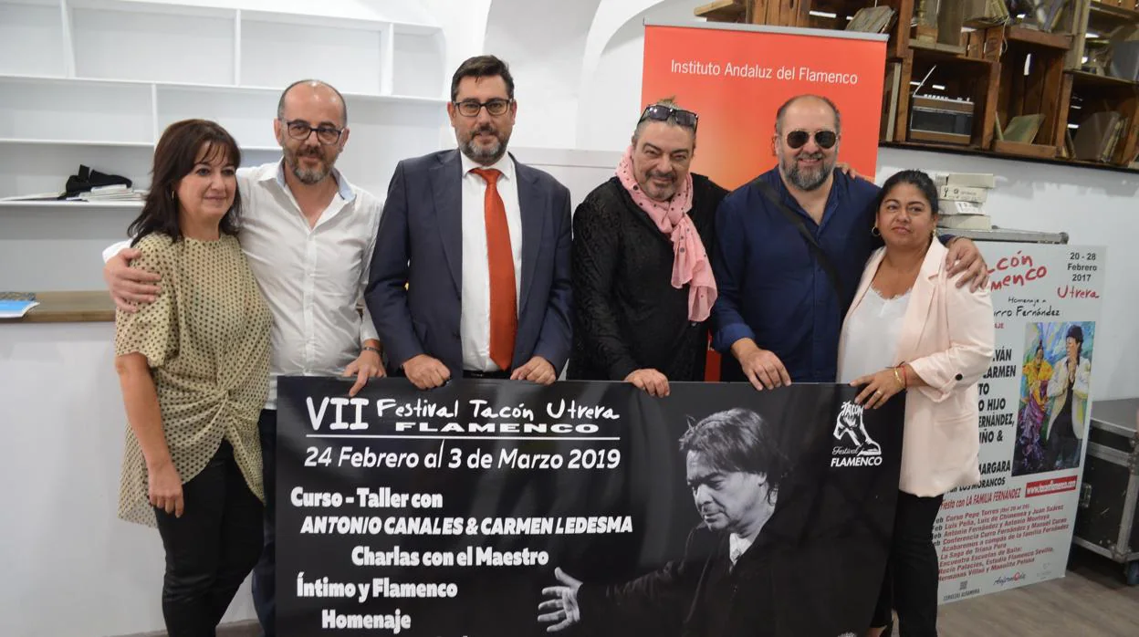 Antonio Canales junto al alcalde de Utrera y otras personalidades y artistas del «Tacón Flamenco»