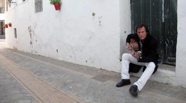 El guitarrista lebrijano Pedro María Peña quiere ser profeta en su tierra