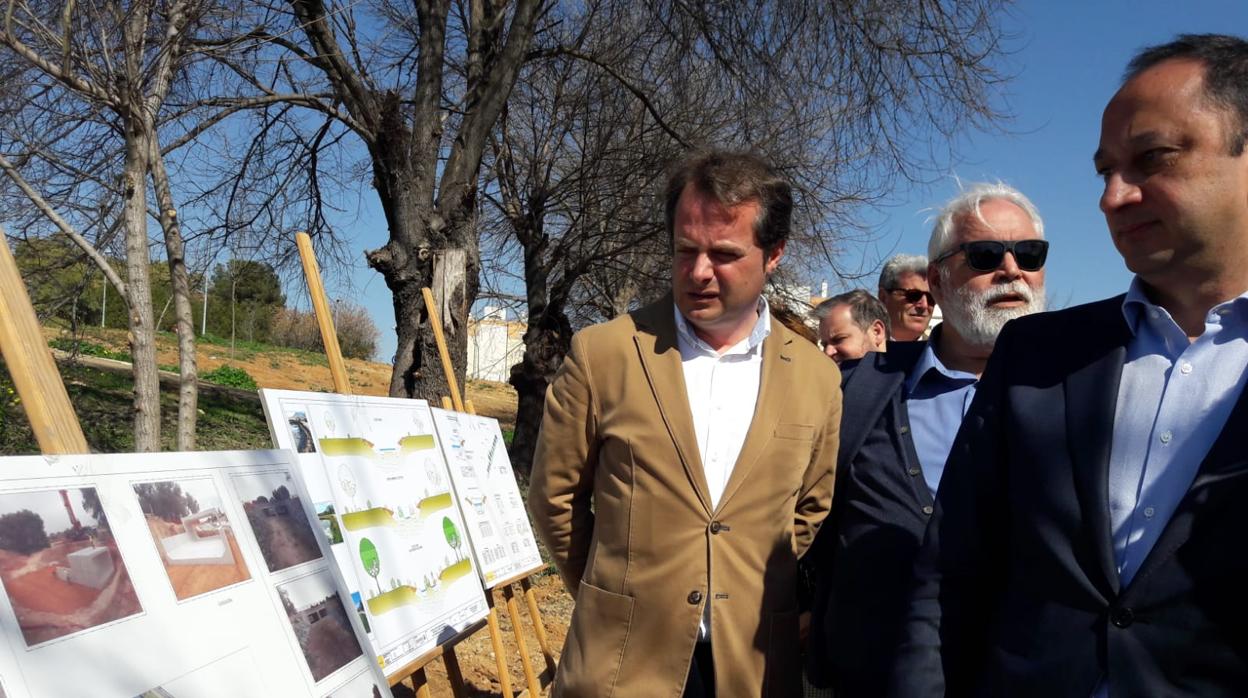 El alcalde de Mairena, Antonio Conde, junto con el delegado del Gobierno en Andalucía, Gómez de Celis