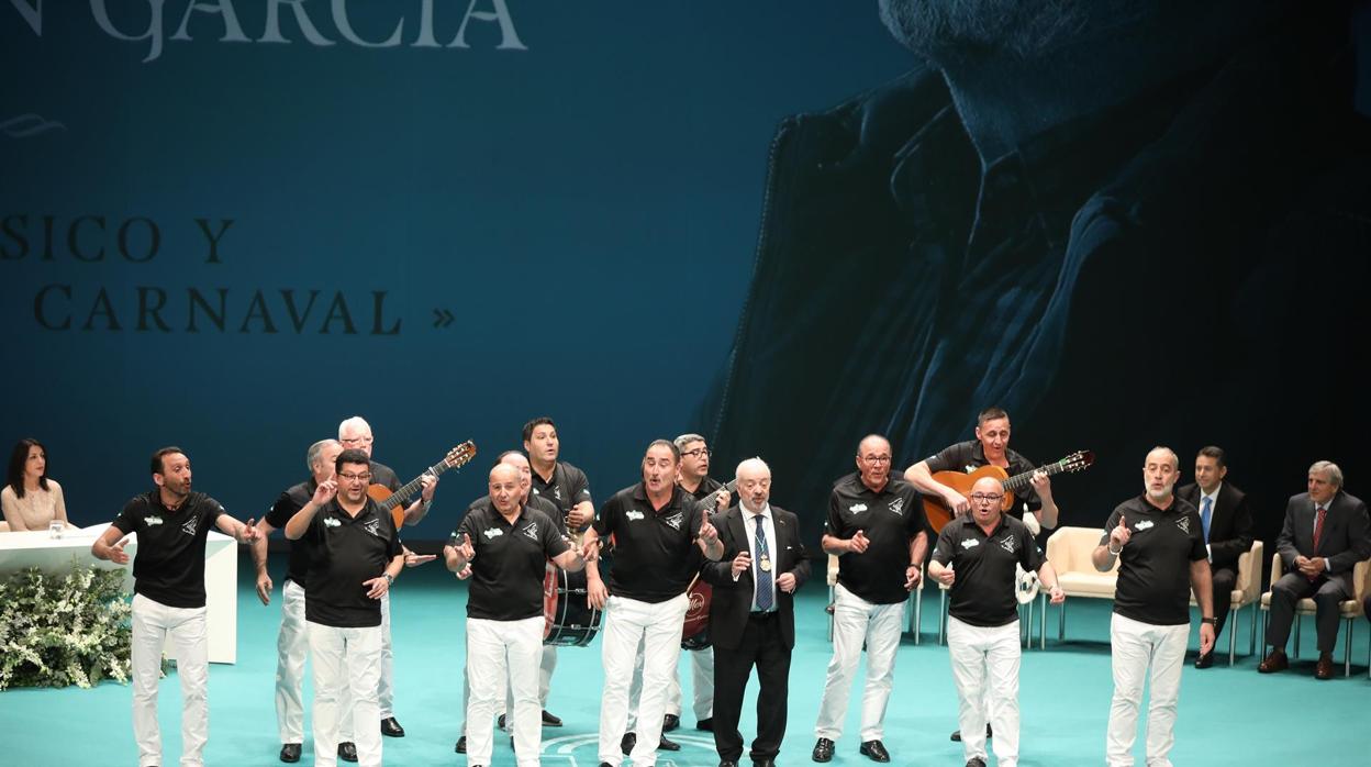 Antonio Martín, galardonado con la medalla de Andalucía, junto a la comparsa 'Antología de los cleriguillos'.