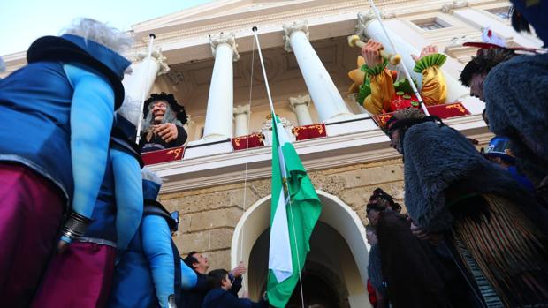 Carnaval y flamenco en el izado de la bandera de Andalucía en Cádiz