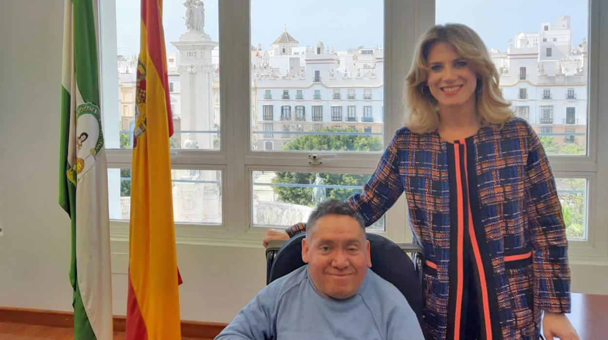 Ana Mestre, junto a Juan José Lucero.