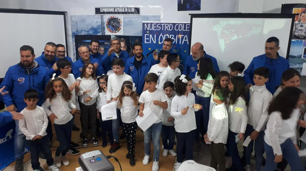 Alumnos del colegio Nuestra Señora del Carmen de Torre de la Reina, Guillena, han podido hablar con un astronauta