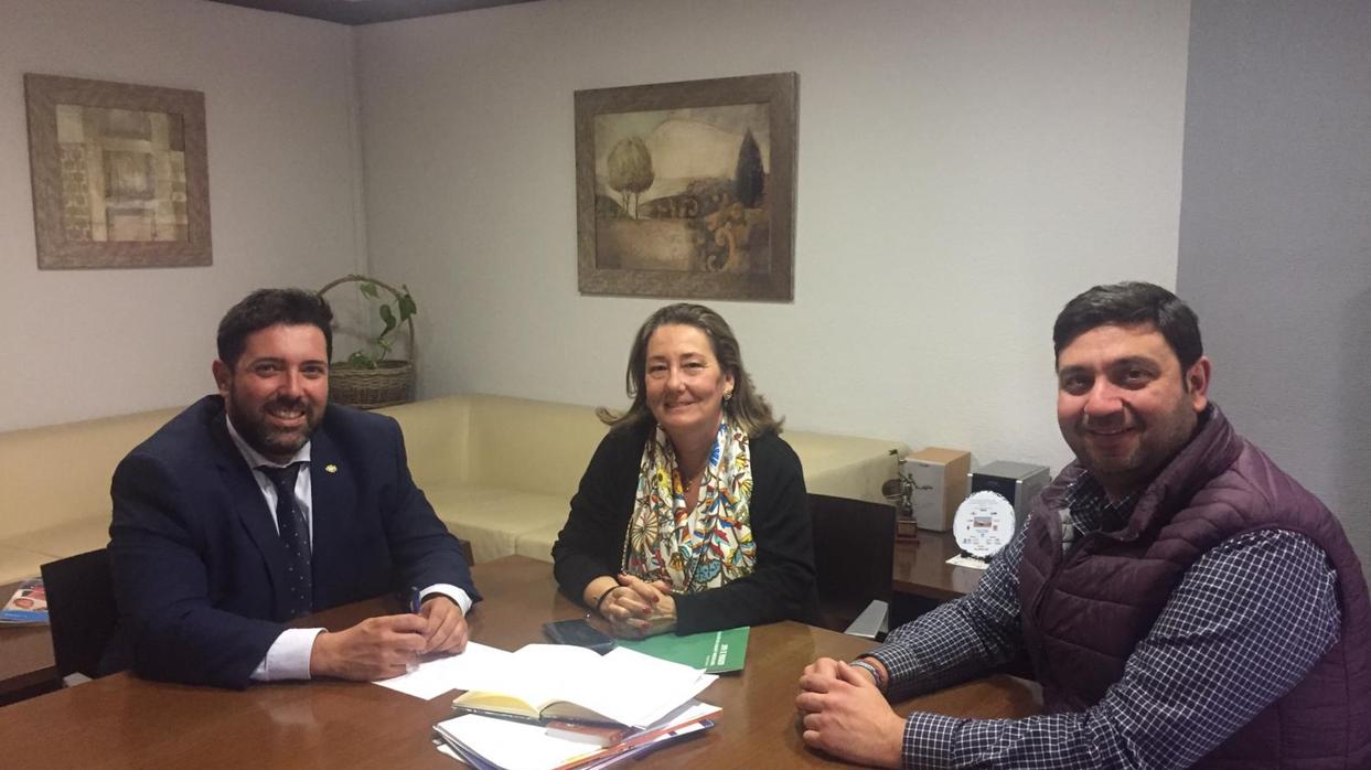 El alcalde de Lora del Río y el concejal delegado de Sanidad flanquean a la delegada territorial de Salud y Familias en Sevilla, Regina Serrano