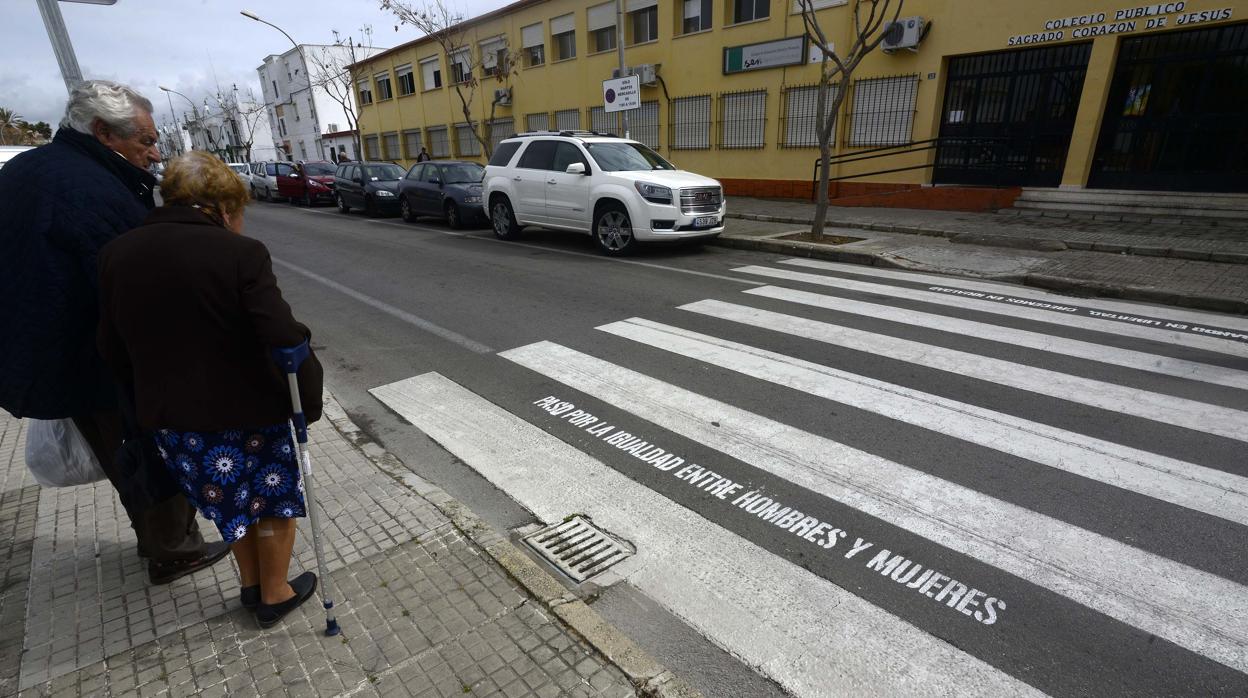 Uno de los pasos con mensajes a la salida de un colegio.