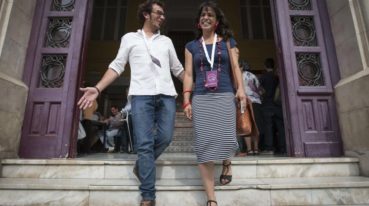 El alcalde de la ciudad, junto con su pareja y líder de Podemos en Andalucía.